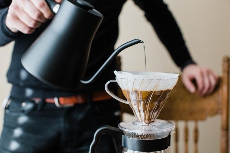 Pour-over được biến tấu thành Filter tại Xưởng, là một cách pha cà phê đơn thuần, không cầu kỳ mà vẫn giúp chiết xuất nên chất cà phê vừa đậm vị vừa tinh tế