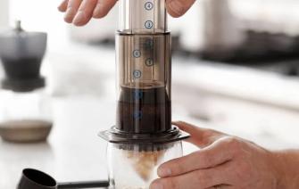 Tổng quát về lịch sử ra đời dụng cụ pha cà phê Aeropress
