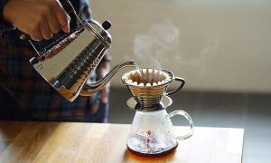 Making coffee by Kalita – The simplicity in each drop of coffee
