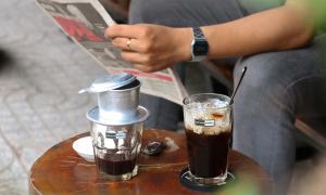 Đi uống cà phê, có cần phải tự dọn ly?