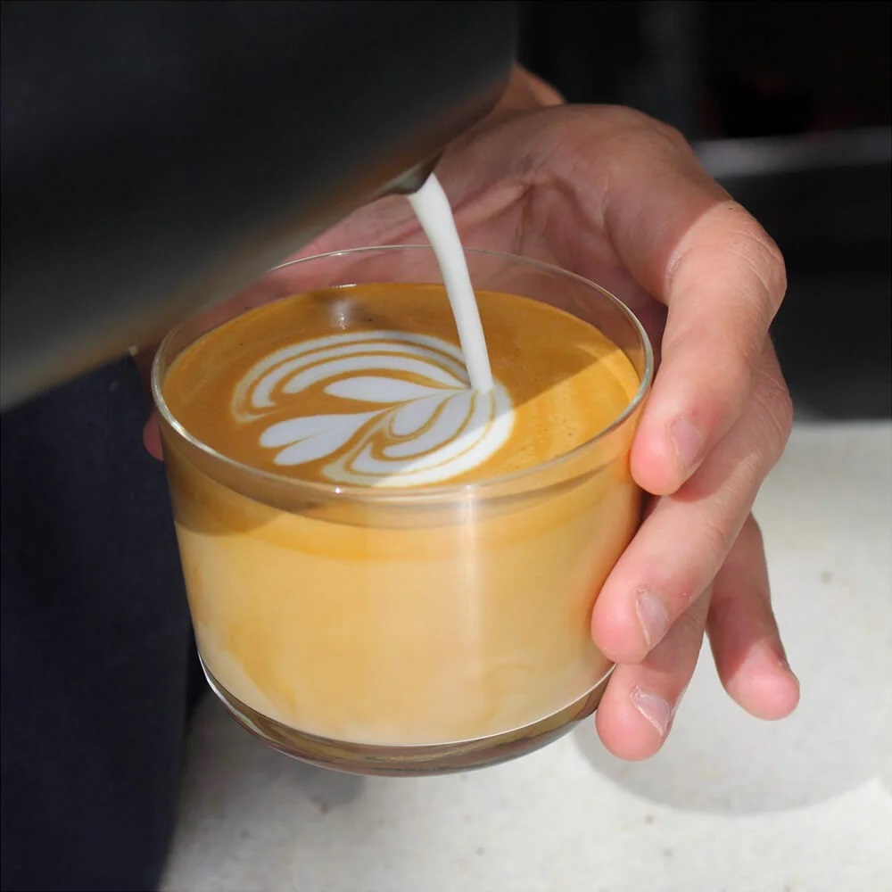 Flat White và Latte: Khám phá thế giới cà phê sữa