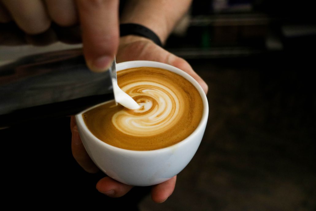 Flat White và Latte: Khám phá thế giới cà phê sữa