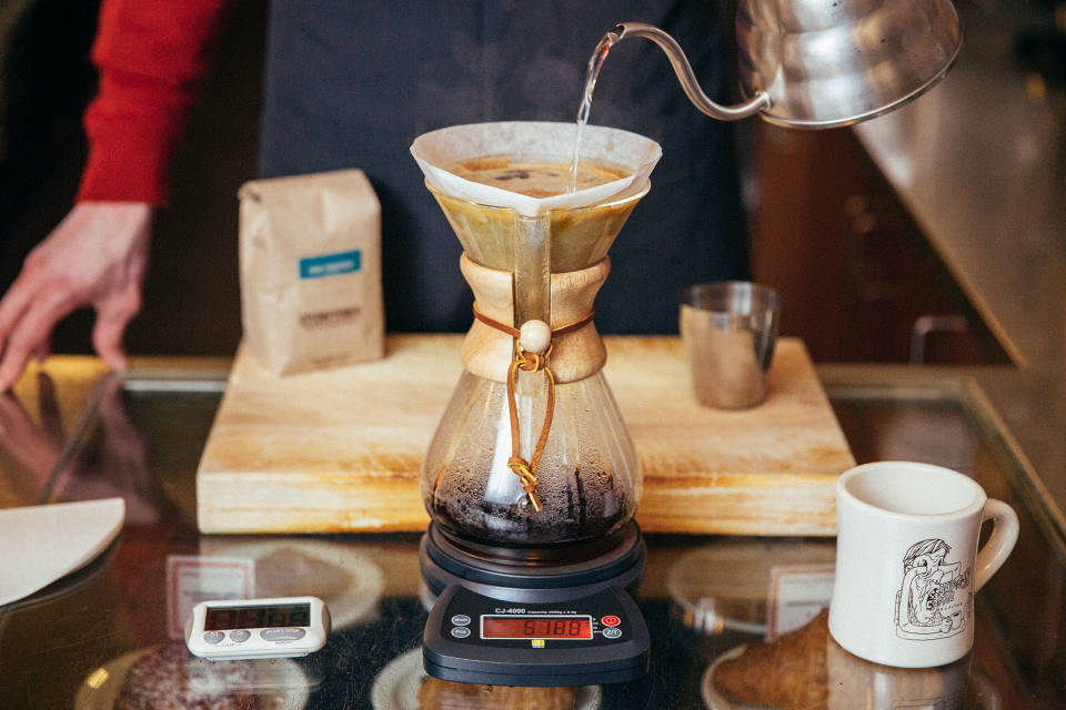 Chemex là gì? Khám phá nghệ thuật pha cà phê tinh tế trong tách thủy tinh