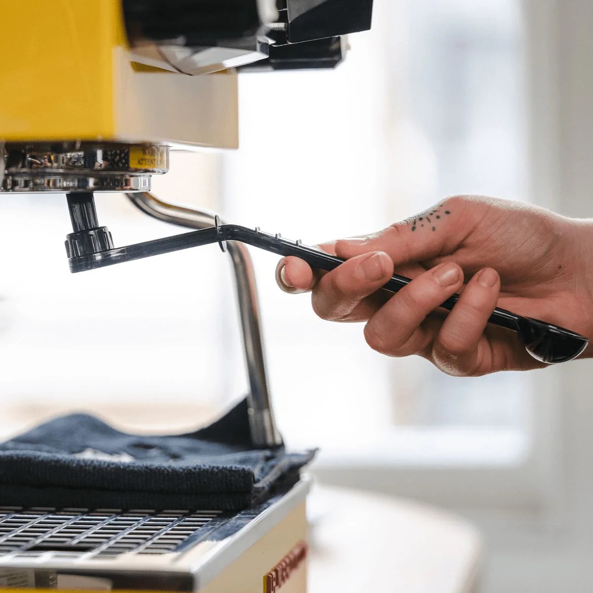 Công cụ Grouphead Brush trong pha chế cà phê là gì?