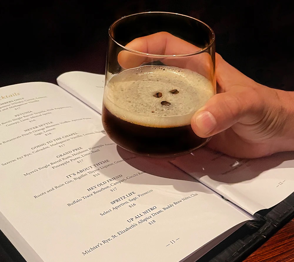 Cách thưởng thức cà phê Nitro Cold Brew: Vị ngọt từ cà phê ủ lạnh