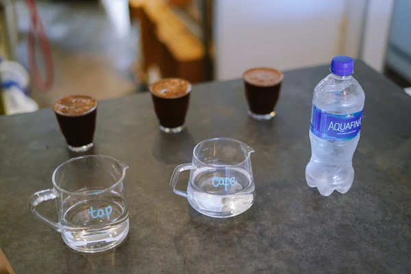 Tự pha chế nước cà phê bằng phương pháp "dung dịch gốc" (DIY water)